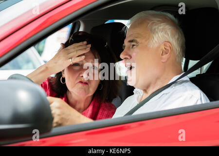 Senior infelice giovane sostenendo in auto Foto Stock