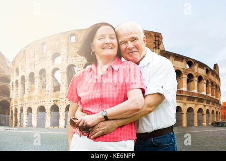 Ritratto di una felice coppia Senior davanti al Colosseo Foto Stock
