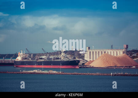 Industrial nave da carico nel porto in australia Foto Stock