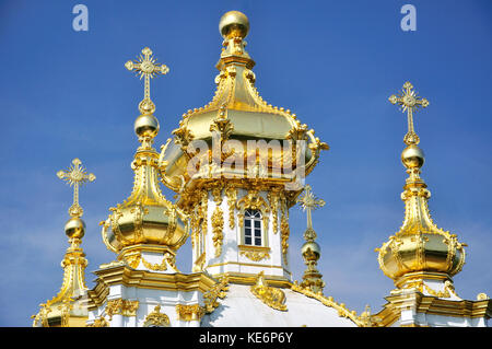 Golden cupole a cipolla di cappella, Grand Peterhof Palace, Peterhof, San Pietroburgo, regione nord-occidentale, la Russia Foto Stock