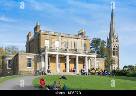 Clissold House e St Marys Chiesa, Clissold giardini, Stoke Newington, London Borough of Hackney, Greater London, England, Regno Unito Foto Stock