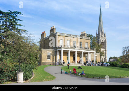 Clissold House e St Marys Chiesa, Clissold giardini, Stoke Newington, London Borough of Hackney, Greater London, England, Regno Unito Foto Stock