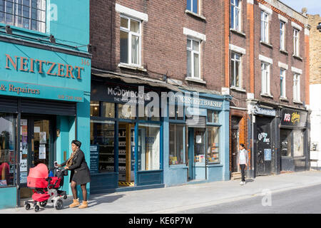 Piccoli negozi su Church Street, Stoke Newington, London Borough of Hackney, Greater London, England, Regno Unito Foto Stock