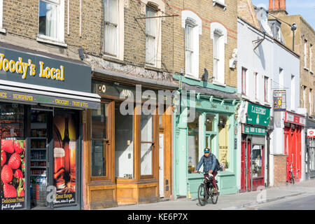 Piccoli negozi su Church Street, Stoke Newington, London Borough of Hackney, Greater London, England, Regno Unito Foto Stock