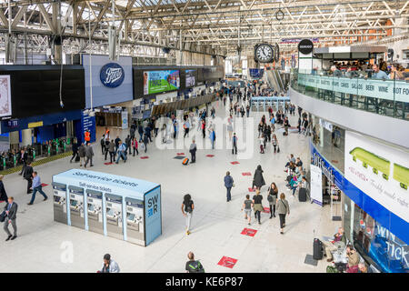 Sala partenze alla Stazione Waterloo di Londra, Waterloo, London Borough di Lambeth, Greater London, England, Regno Unito Foto Stock