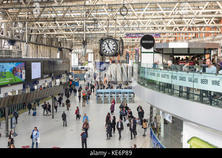Sala partenze alla Stazione Waterloo di Londra, Waterloo, London Borough di Lambeth, Greater London, England, Regno Unito Foto Stock