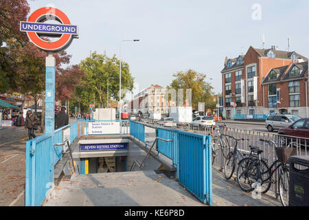 Ingresso a sette sorelle Stazione della metropolitana di High Road (A10), Sette sorelle, London Borough of Haringey, Greater London, England, Regno Unito Foto Stock