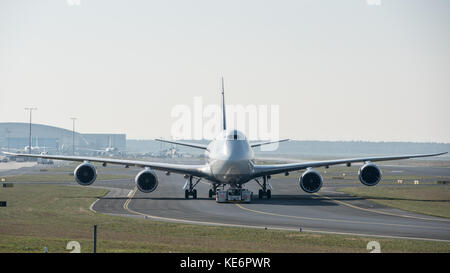 Reisen, Deutschland, Hessen, Francoforte sul meno, Flughafen, ottobre 18. Eine Boeing 747-830 mit der Kennung D-ABYM rott auf das Startfeld des Frankfurt Foto Stock