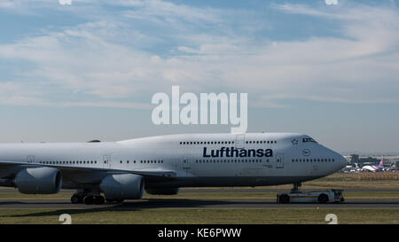 Reisen, Deutschland, Hessen, Francoforte sul meno, Flughafen, ottobre 18. Eine Boeing 747-830 mit der Kennung D-ABYM rott auf das Startfeld des Frankfurt Foto Stock
