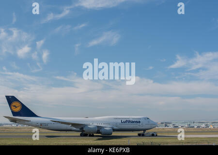 Reisen, Deutschland, Hessen, Francoforte sul meno, Flughafen, ottobre 18. Eine Boeing 747-830 mit der Kennung D-ABYM rott auf das Startfeld des Frankfurt Foto Stock