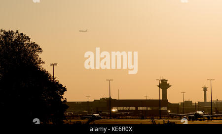 Reisen, Deutschland, Hessen, Francoforte sul meno, Flughafen, ottobre 18. Ein Flugzeug in der untergehenden Sonne im Gegenlicht. (Foto di Ulrich Roth, w Foto Stock