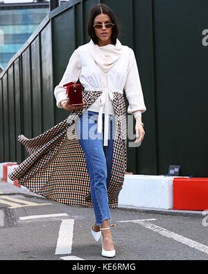 Londra, Regno Unito. Xvii Sep, 2017. london- 17 settembre 2017 donna sulla strada durante la London Fashion Week credito: Mauro del signore/Pacific press/alamy live news Foto Stock