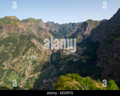 La piccola città di Curral das Freira nascosti nelle montagne di Madeira noto come il Nun's Valley Foto Stock