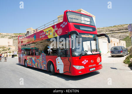 Isola di Malta, Europa - Novembre 15, 2015 . Strada di autobus turistici scogliere mediterranee nell'isola di Malta. Foto Stock