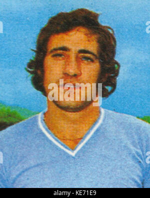 Giorgio Chinaglia, calciatore italiano, viene catturato nel 1975 durante la sua carriera professionale. Noto per la sua forte presenza nello sport, Chinaglia giocò per varie squadre, tra cui Lazio e New York Cosmos, dando un contributo significativo al calcio italiano e americano. Foto Stock