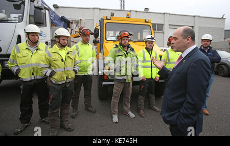 Il Ministro per le comunicazioni, l'azione climatica e l'ambiente Denis Naughten incontra gli equipaggi dell'Irlanda del Nord Elettricità che sono arrivati per aiutare le reti ESB a ripristinare l'alimentazione a 130,000 clienti ancora senza fornitura presso il centro di formazione ESB di Portlaoise . Foto Stock