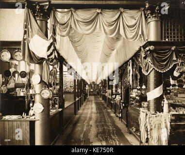 Industrie di vario bazar di vendita nel palazzo di manufatti a 1904 della fiera del mondo Foto Stock