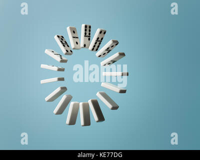 Anello di domino di flottante su sfondo blu Foto Stock