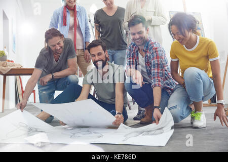 Artisti visualizzazione di schizzi in classe d'arte studio Foto Stock