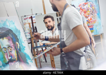 Artisti maschili pittura in studio di classe d'arte Foto Stock