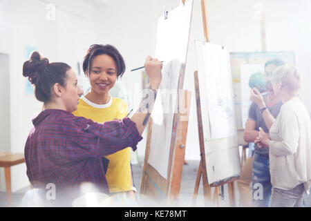 Artisti femminili che disegnano a easel in studio di classe d'arte Foto Stock