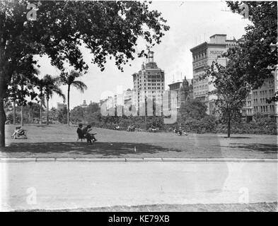 7697 livello terreno vista di Hyde Park mostra incompleto T G edificio della Sinagoga e il Manchester Unity Building Foto Stock