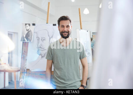 Ritratto sorridente, fiduciosi artista maschile delineando in classe d'arte studio Foto Stock