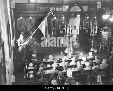 6434 Romania giornata di servizio alla Chiesa Greco Ortodossa all interno della chiesa rumeno bandiera sul pennone con la bandiera australiana Foto Stock