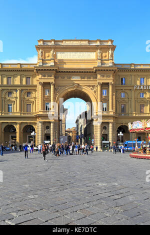 I turisti dall'Arco Trionfale in Piazza della Repubblica, Firenze, Toscana, Italia, Europa. Foto Stock