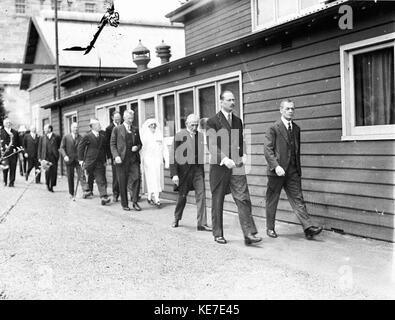 9798 Visita di Gloucester al Principe di Galles ospedale a Randwick con l ex Primo Ministro Billy Hughes dietro il Principe Foto Stock