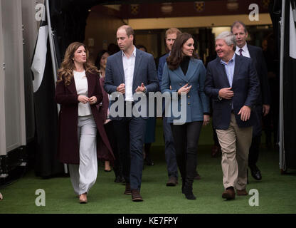 L'amministratore delegato Baronessa Karren Brady (a sinistra), il duca e duchessa di Cambridge e Sir Keith Mills (a destra) presidente della Royal Foundation siede con il duca e la duchessa di Cambridge durante una visita allo stadio di Londra di West Ham United&Iacute; per partecipare alla cerimonia di laurea di oltre 150 apprendisti Coach Core. Foto Stock