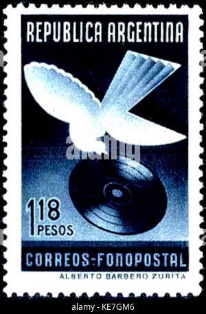 Questo francobollo, emesso dall'Argentina nel 1939, fa parte della serie Fonopost, relativa ai servizi postali per le trasmissioni radiofoniche. Si tratta di un pezzo da collezione di storia postale dall'Argentina. Foto Stock