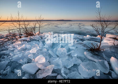 Blocchi di ghiaccio sul lago Superiore; Thunder Bay, Ontario, Canada Foto Stock
