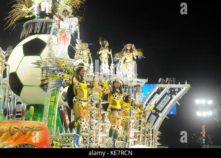 Rio de janeiro, Brasile - 10 febbraio 2013: rio scuola di samba salgueiro eseguire in corrispondenza di Marques de sapucai noto come sambodromo, per il carnevale samba pa Foto Stock