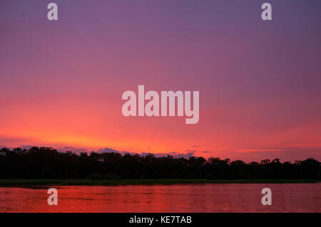 Colorato tramonto sul fiume pacaya preservare in Amazzonia Foto Stock