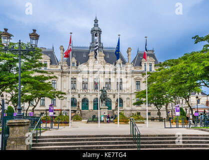 Francia, Bretagna Morbihan, Vannes, vista di Vannes il Municipio e la statua equestre di Richemont, Arthur III duca di Bretagna Foto Stock