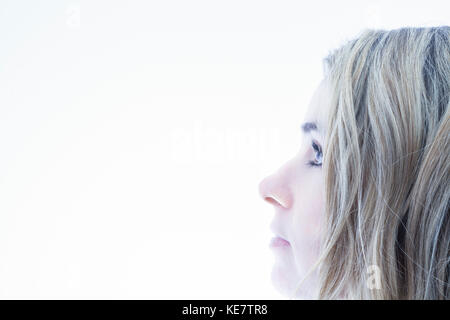 Profilo di un volto di donna con capelli biondi; Connecticut, Stati Uniti d'America Foto Stock