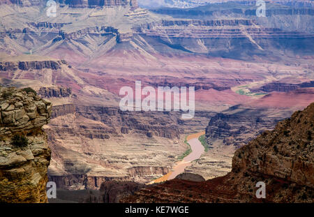 Vista del fiume Colorado e le formazioni geologiche del Canyon da Navajo Point si affacciano sul Grand Canyon National Park, South Rim vicino a Cameron... Foto Stock