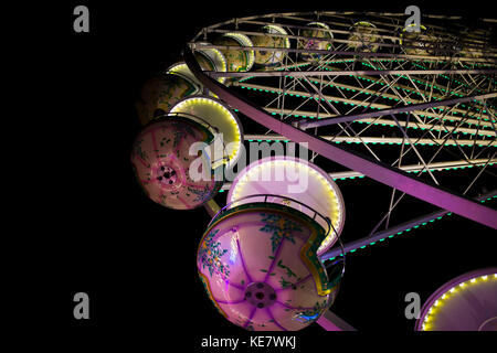 Ruota panoramica nella parte anteriore del cielo notturno Foto Stock