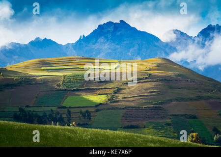 Le montagne che circondano le rovine di Moray in Valle Sacra nei pressi di Ollantaytambo; Urubamba Provincia, Regione di Cuzco, Perù Foto Stock