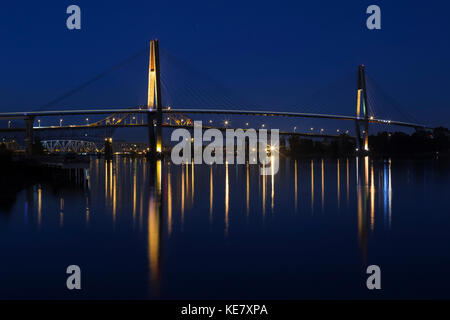 Tre ponti sul fiume Fraser da New Westminster di Surrey; British Columbia, Canada Foto Stock