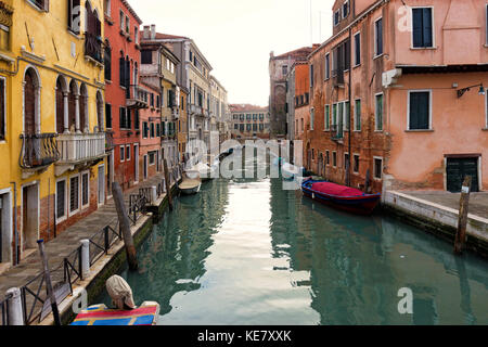 Tipica venezia canal con barche Foto Stock