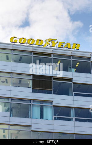 Praga, Repubblica Ceca - 14 ottobre: il pneumatico Goodyear e Rubber Company logo sul quartier generale il 14 ottobre 2017 a Praga, Repubblica ceca Foto Stock