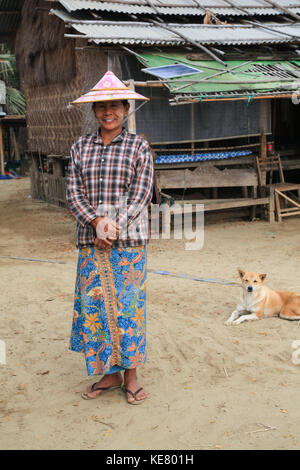 Nyaunghtaw village è sulla sinistra (est) banca del fiume Irrawaddy in provincia ayeyarwaddy in Myanmar (Birmania). donna con cappello in posa per la fotocamera. Foto Stock