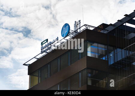 PRAGA, REPUBBLICA CECA - 14 OTTOBRE: Logo della Hewlett-Packard sull'edificio della sede centrale il 14 ottobre 2017 a Praga, repubblica Ceca. HP unvei Foto Stock