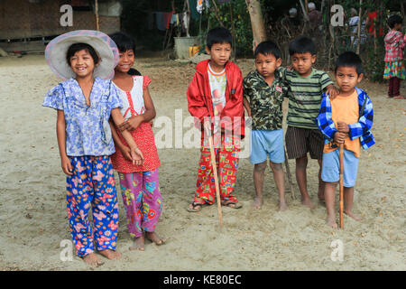 Nyaunghtaw village è sulla sinistra (est) banca del fiume Irrawaddy in provincia ayeyarwaddy in Myanmar (Birmania). bovini in piedi sotto gli alberi. Foto Stock