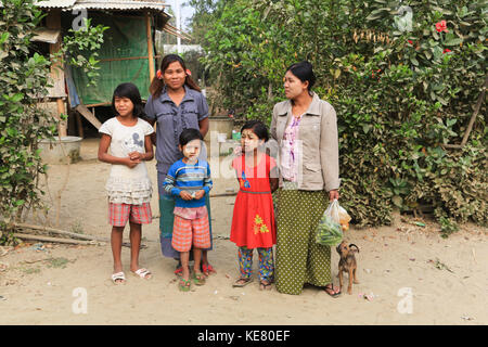 Nyaunghtaw village è sulla sinistra (est) banca del fiume Irrawaddy in provincia ayeyarwaddy in Myanmar (Birmania). gli abitanti di un villaggio con il cane salutare i turisti. Foto Stock