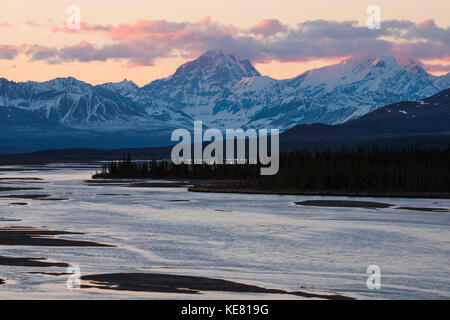 Il sole tramonta su Mt. Deborah e Mt. Hess in Alaska Range, visto dal fiume Susitna ponte lungo l'autostrada di Denali Foto Stock