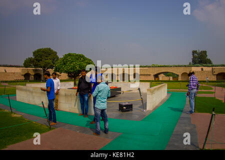 DELHI, INDIA - SETTEMBRE 25 2017: Persone non identificate vicino alla bellissima tomba di Rajghat, nuova Delhi come memoriale al luogo di cremazione del corpo di Mahatma Gandhis, a Delhi in India Foto Stock