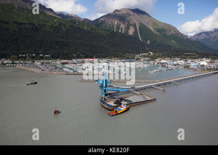 Vista aerea di carbone di pipeline e intervieni nella Risurrezione Bay, Seward, centromeridionale Alaska, STATI UNITI D'AMERICA Foto Stock